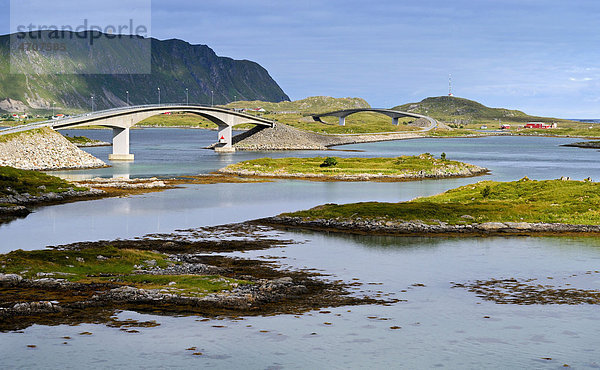 Brücke in der Inselwelt  Norwegen  Skandinavien  Europa