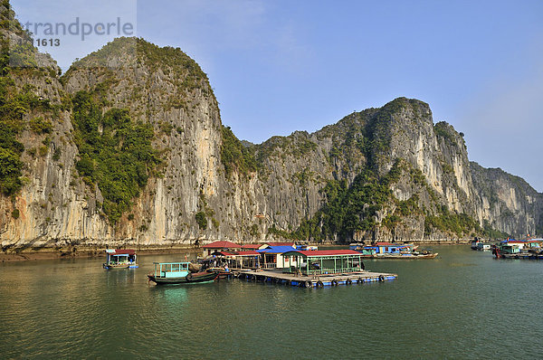 Schwimmendes Dorf  Halong-Bucht  Vietnam  Südostasien
