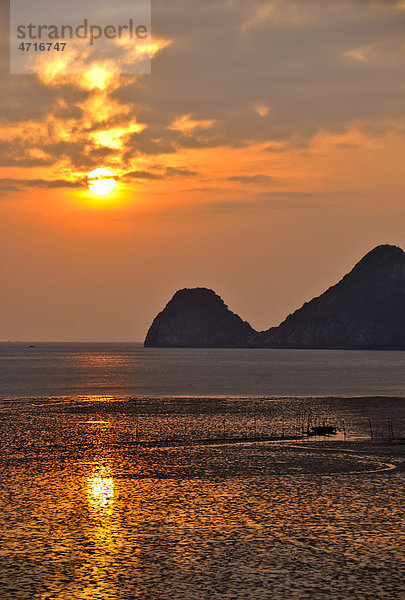 Sonnenuntergang auf Cat Ba  Halong Bucht  Vietnam  Südostasien