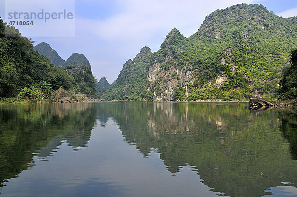 Umgebung von Ninh Binh  unterwegs am Fluss zu den Höhlen von Trung Anh  trockene Halong Bucht  Vietnam  Südostasien