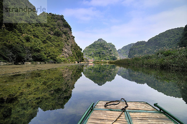 Umgebung von Ninh Binh  unterwegs am Fluss zu den Höhlen von Trung Anh  trockene Halong Bucht  Vietnam  Südostasien