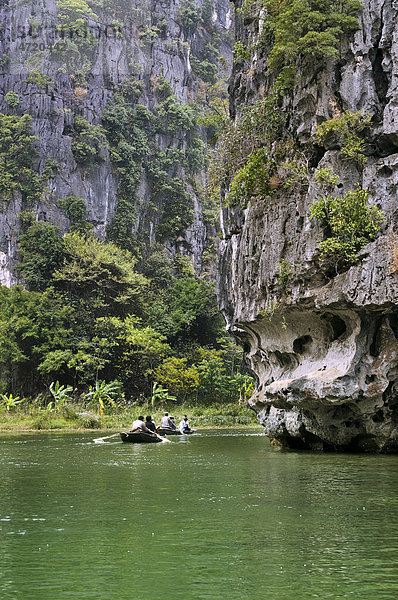Umgebung von Ninh Binh  Höhlen von Tam Coc  trockene Halong Bucht  Vietnam  Südostasien
