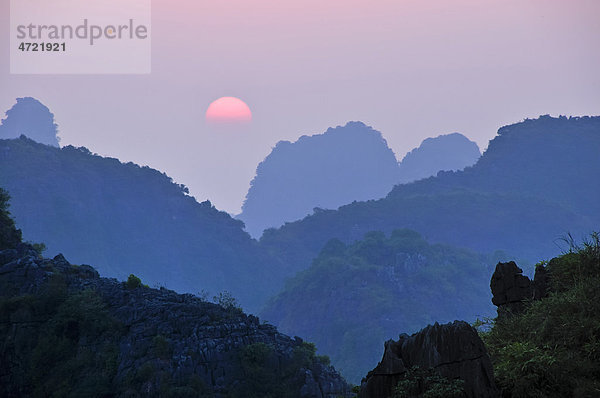 Sonnenuntergang in der trockenen Halong Bucht  Umgebung von Ninh Binh  Vietnam  Südostasien