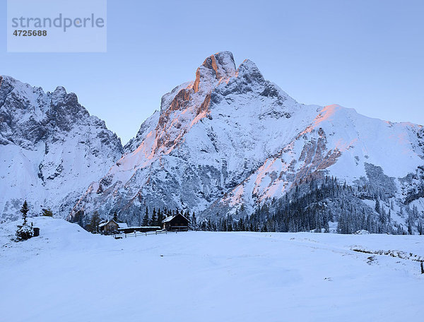 Treffneralm und Reichenstein  2251 m  bei Sonnenuntergang  Gesäuse  Steiermark  Österreich  Europa