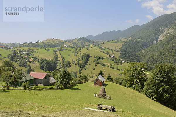 Blick über die Streusiedlung Magura  Königsteingebirge  Piatra Craiului  Rumänien  Europa