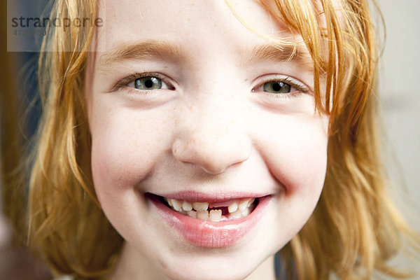 Portrait  Mädchen  rothaarig  Zahnlücke