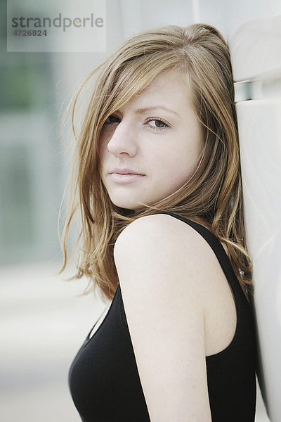 Portrait einer jungen sinnlichen Frau mit langem Haar