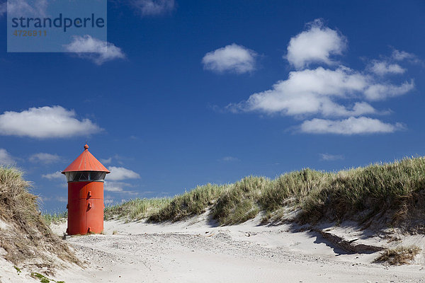 Kleiner roter Leuchtturm in den Dünen bei Agger Tange  Jütland  Dänemark  Europa