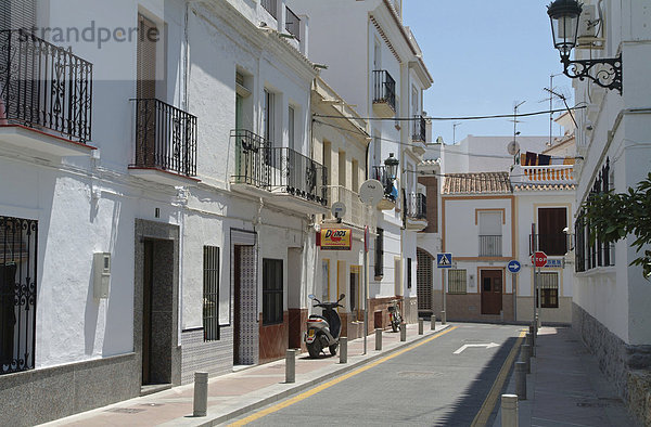 Straße  Geschäfte in Nerja  Provinz Malaga  Andalusien  Costa del Sol  Spanien  Europa
