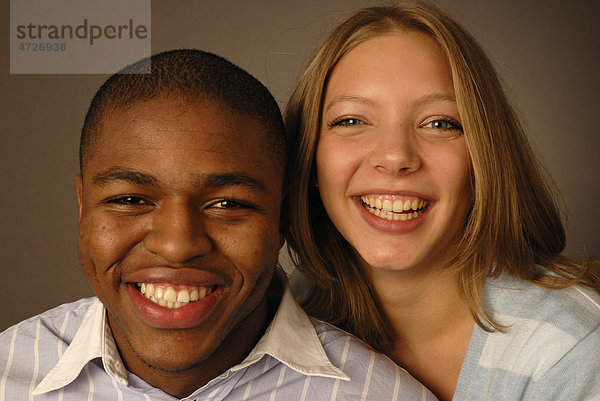 Junges Paar  schwarze und weiße Hautfarbe  Afrikaner und Europäerin  Teenager  lachend