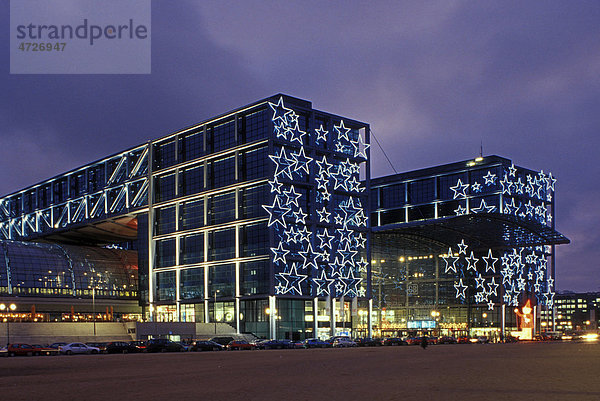 Berliner Hauptbahnhof mit weihnachtlichem Lichterschmuck  Europaplatz  Tiergarten  Berlin  Deutschland  Europa