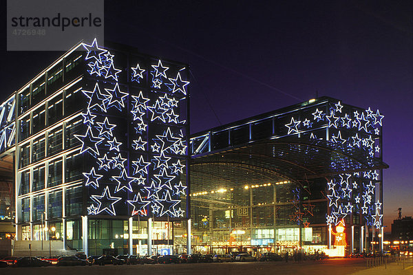 Berliner Hauptbahnhof mit weihnachtlichem Lichterschmuck  Europaplatz  Tiergarten  Berlin  Deutschland  Europa