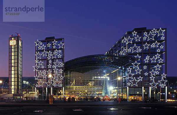 Berliner Hauptbahnhof mit weihnachtlichem Lichterschmuck  Washingtonplatz  Tiergarten  Berlin  Deutschland  Europa