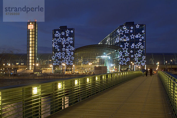 Berliner Hauptbahnhof mit weihnachtlichem Lichterschmuck  Gustav-Heinemann-Brücke  Spree  Tiergarten  Berlin  Deutschland  Europa