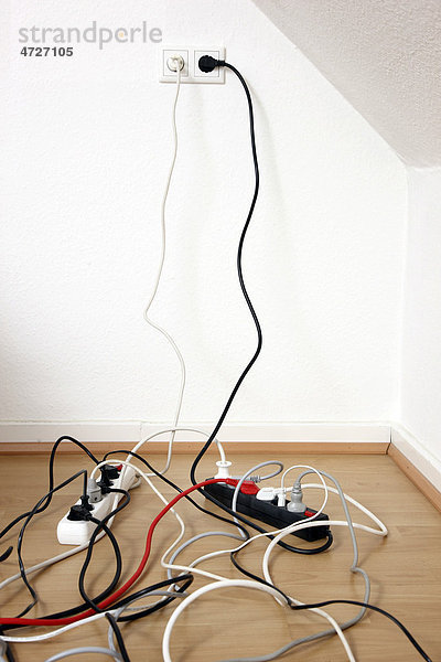 Mehrfachsteckdosenleiste  zum Anschluss von mehreren elektrischen Geräten  Wirrwarr von Kabeln  Steckern  Netzgeräten