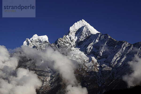 Wolken vor dem Kangtega  6782 m  und dem Thamserku  6623 m  Khumbu  Sagarmatha-Nationalpark  Nepal  Asien