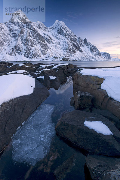 Der Berg Himmeltindan bei MÊrvoll  VestvÂg¯ya  Lofoten  Nordland  Norwegen  Europa