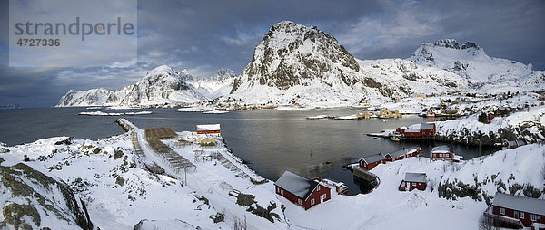 Westlicher Teil der Ortschaft Reine  erbaut im Stil der traditionellen Holzhäuser  Moskenes¯ya  Lofoten  Nordland  Norwegen  Europa Holzhäuser