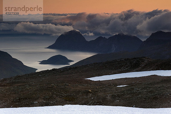 Blick vom Istind auf die Fjordlandschaft der Insel Senja  Troms  Norwegen  Europa