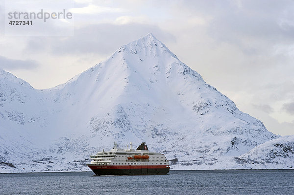 Das Hurtigrutenschiff MS Kong Harald vor winterlicher Fjordlandschaft  ÿksfjord  Finnmark  Norwegen  Europa
