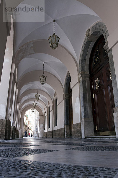 Blick in den Säulengang des Rathauses in Cadiz  Andalusien  Spanien  Europa