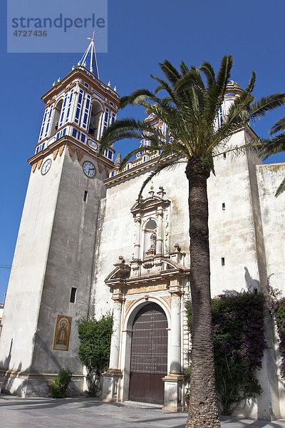 Hauptportal mit Kirchturm der Sandsteinkirche Virgen de Regla in der Kleinstadt Chipiona  Andalusien  Spanien  Europa