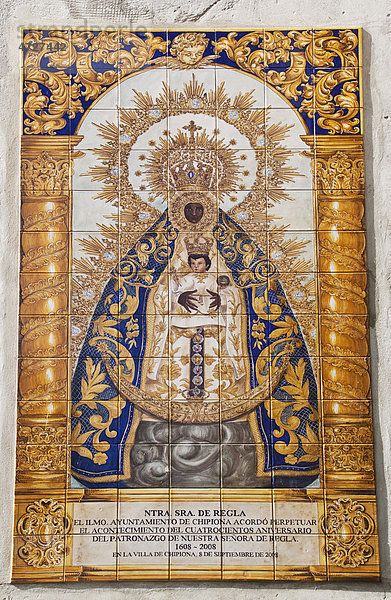 Wandtafel mit der Schutzheiligen Maria Virgen de Regla an der Sandsteinkirche im Zentrum der andalusischen Stadt Chipiona  Spanien  Europa