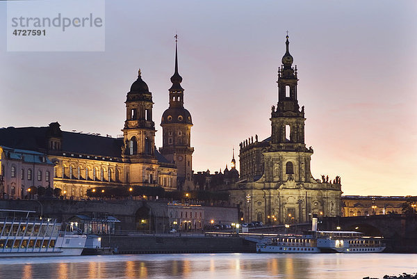 Abendstimmung in Dresden  gesehen vom Ufer der Elbe aus mit Blick auf das Terrassenufer mit Schloss und Schlosskirche  Sachsen  Deutschland  Europa
