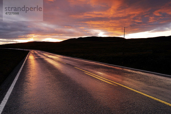 Landstraße E51 zum Sonnenaufgang in Norwegen  Europa