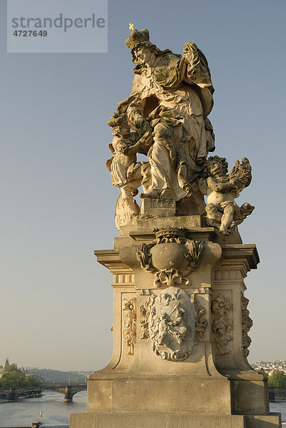 Steinskulptur auf der Karlsbrücke in Prag  Tschechien  Europa