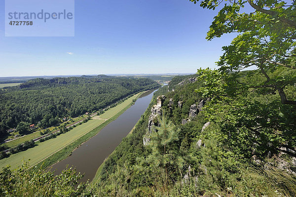 Blick auf die Elbe mit Wartturm-Fels  Bastei  Elbsandsteingebirge  Nationalpark Sächsische Schweiz  Sachsen  Deutschland  Europa