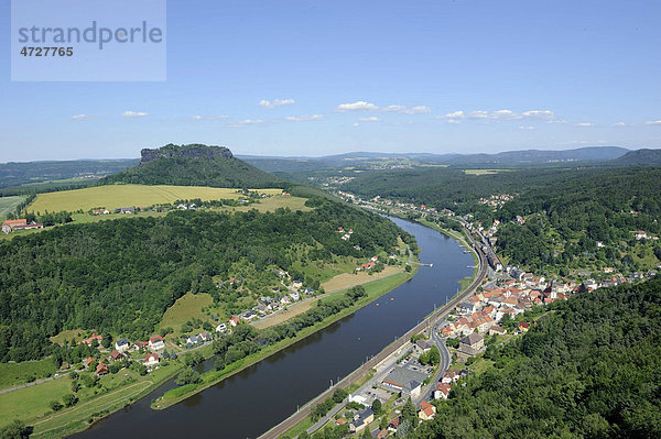 Festung Königstein an der Elbe mit Blick auf den Ort Königstein und den Tafelberg Lilienstein  Elbsandsteingebirge  Nationalpark Sächsische Schweiz  Sachsen  Deutschland  Europa