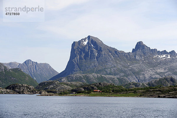 Aussicht von der Fjordfähre am Polarkreis  Nord-Norwegen  Norwegen  Skandinavien  Europa