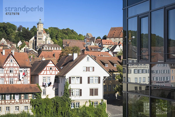 Die Altstadt spiegelt sich in der Glasfassade eines modernen Gebäudes  Schwäbisch Hall  Hohenlohe  Baden-Württemberg  Deutschland  Europa