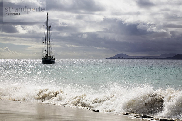 Segelboot an der Playa de Mujeres nahe Playa Blanca  hinten Fuerteventura  Lanzarote  Kanarische Inseln  Spanien  Europa