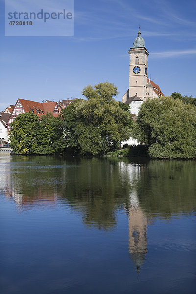 Stadtkirche Sankt Laurentius spiegelt sich im Neckar  Nürtingen  Baden-Württemberg  Deutschland  Europa
