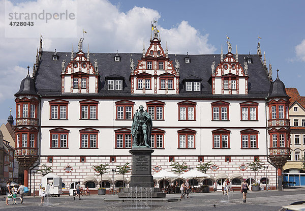 Prinz-Albert-Denkmal und Stadthaus am Marktplatz  Coburg  Oberfranken  Franken  Bayern  Deutschland  Europa