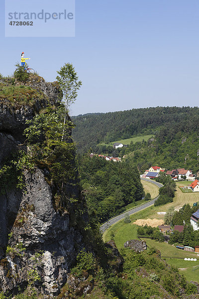 Felsen mit Radfahrer-Figur über Oberailsfeld  Ailsbachtal  Fränkische Schweiz  Fränkische Alb  Oberfranken  Franken  Bayern  Deutschland  Europa