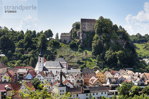 Pottenstein mit Burg Pottenstein  Fränkische Schweiz  Fränkische Alb  Oberfranken  Franken  Bayern  Deutschland  Europa