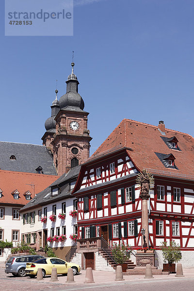 Marktplatz und Pfarrkirche St. Gangolf  Amorbach  Mainfranken  Unterfranken  Franken  Bayern  Deutschland  Europa