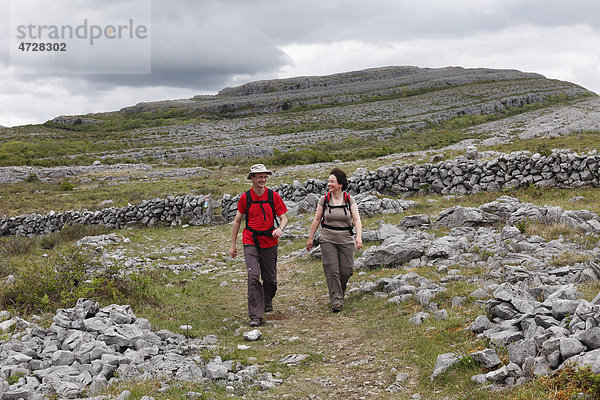 Wanderer im Burren Nationalpark  County Clare  Republik Irland  Europa