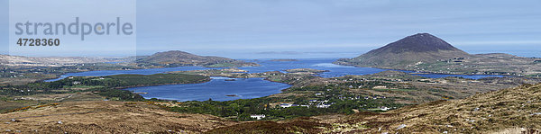 Panorama-Blick vom Diamond Hill über Letterfrack und Ballynakill Harbour  Connemara Nationalpark  County Galway  Republik Irland  Europa