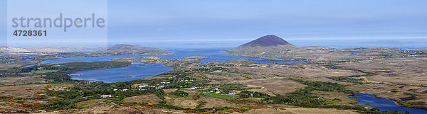 Panorama-Blick vom Diamond Hill über Letterfrack und Ballynakill Harbour  Connemara Nationalpark  County Galway  Republik Irland  Europa