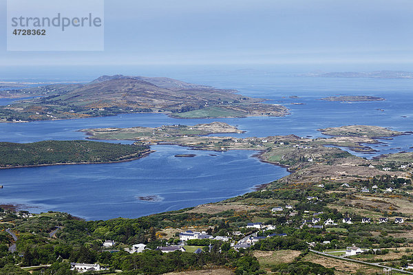 Blick vom Diamond Hill über Letterfrack und Ballynakill Harbour  Connemara Nationalpark  County Galway  Republik Irland  Europa