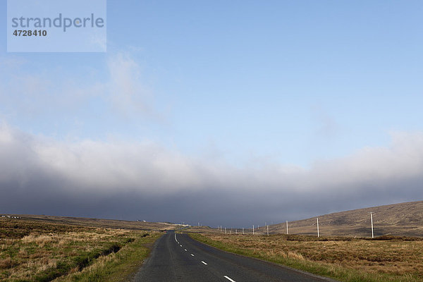 Landstraße mit Wolkenfront  Achill Island  County Mayo  Connacht  Republik Irland  Europa