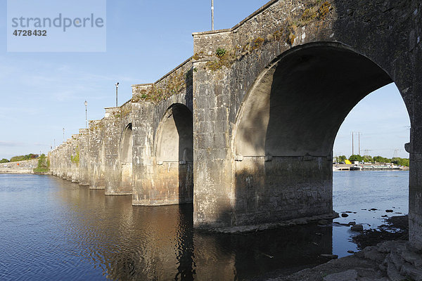 Alte Brücke über Shannon  Shannonbridge  County Offaly und Roscommon  Republik Irland  Europa