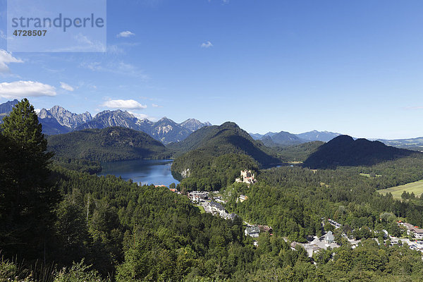 Blick von der Aussicht Jugend über Alpsee und Schloss Hohenschwangau in die Tannheimer Berge  Ostallgäu  Allgäu  Schwaben  Bayern  Deutschland  Europa
