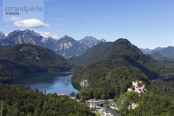 Blick von der Aussicht Jugend über Alpsee und Schloss Hohenschwangau in die Tannheimer Berge  Ostallgäu  Allgäu  Schwaben  Bayern  Deutschland  Europa