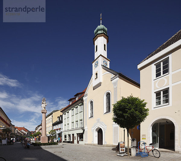 Mariensäule und Maria-Hilf-Kirche am Untermarkt  Murnau  Oberbayern  Bayern  Deutschland  Europa