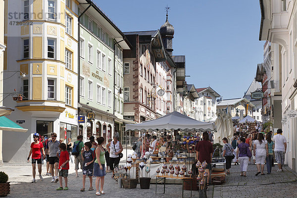 Töpfermarkt in Marktstraße  Bad Tölz  Isarwinkel  Oberbayern  Bayern  Deutschland  Europa